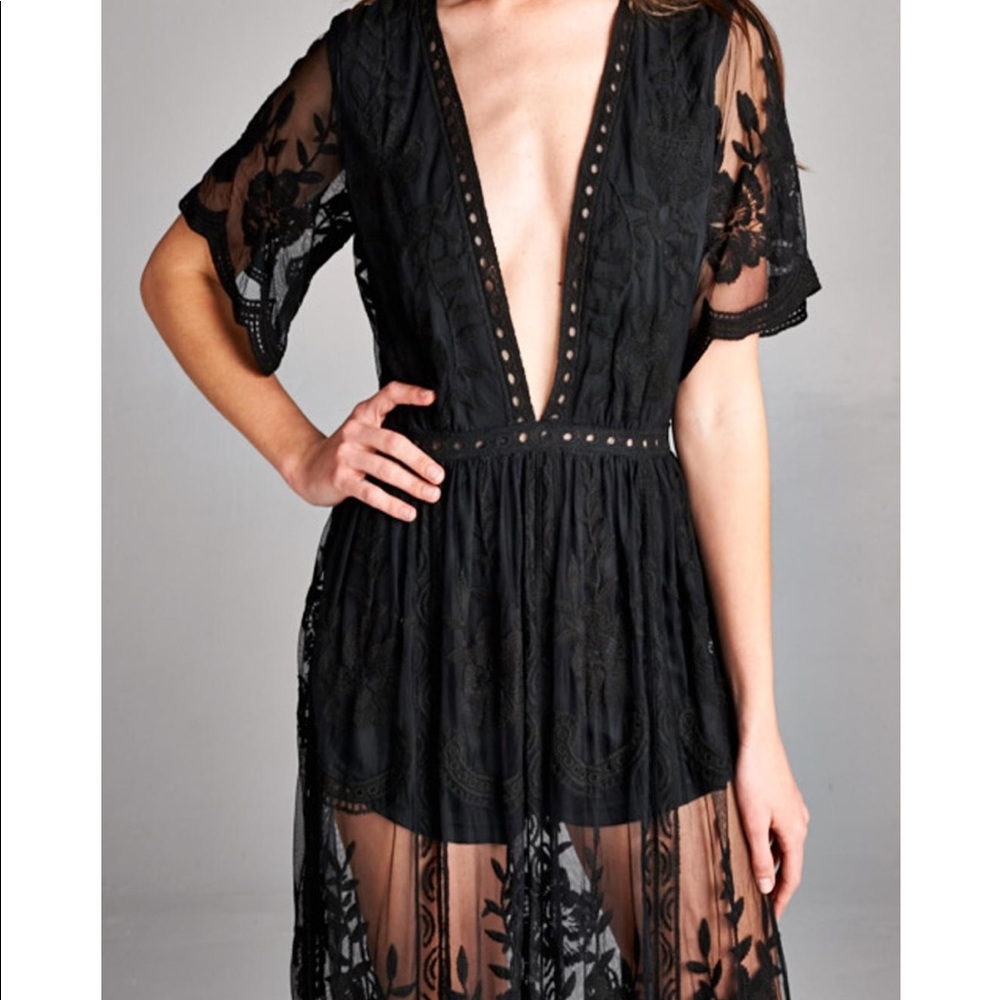 HONEY PUNCH BLACK V-NECK ROMPER DRESS